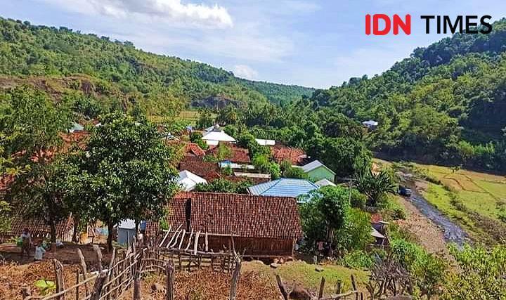 Warga Desa di Bima ini Harus Naik Bukit untuk Dapat Sinyal Telepon