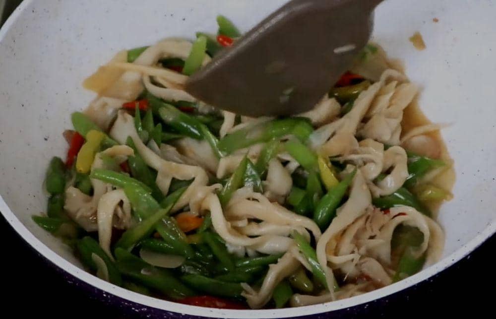 ilustrasi memasak oseng jamur tiram buncis (youtube.com/Sharing Masak Memasak)