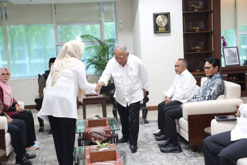 Menteri PUPR Basuki Hadimuljono saat menerima Gubernur NTB Zulkieflimansyah dan Bupati/Walikota, Senin (15/5/2023). (dok. Diskominfotik NTB)