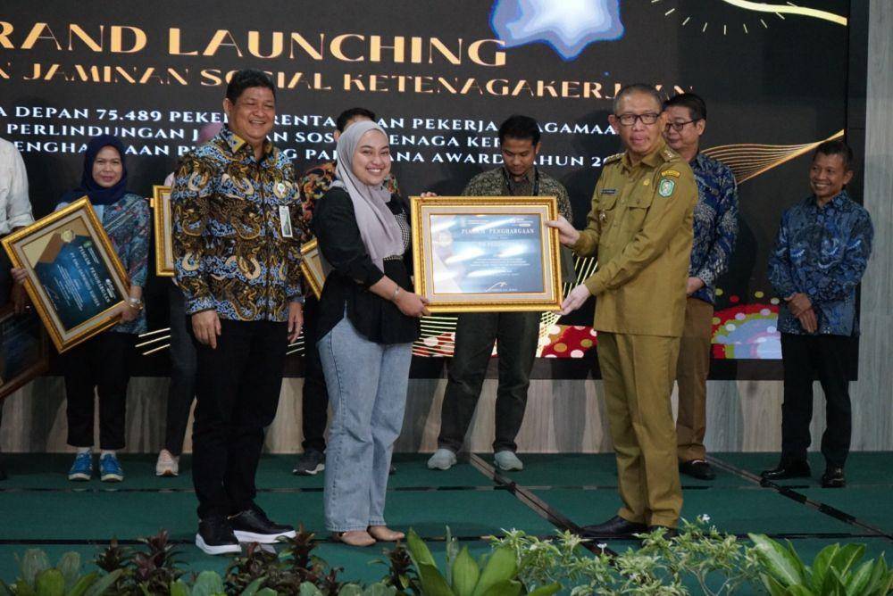 Suasana penyerahan penghargaan dari BPJAMSOSTEK kepada Pemprov Kalbar. (Dok. BPJAMSOSTEK)