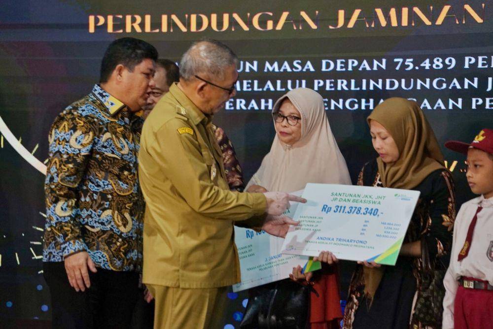 Selain penyerahan penghargaan, dilakukan pula penyerahan santunan kematian dan manfaat beasiswa pendidikan anak kepada 4 orang ahli waris dari pekerja yang telah terdaftar sebelumnya, dengan total santunan yang diserahkan sebesar Rp532 juta. (Dok. BPJAMSOSTEK)