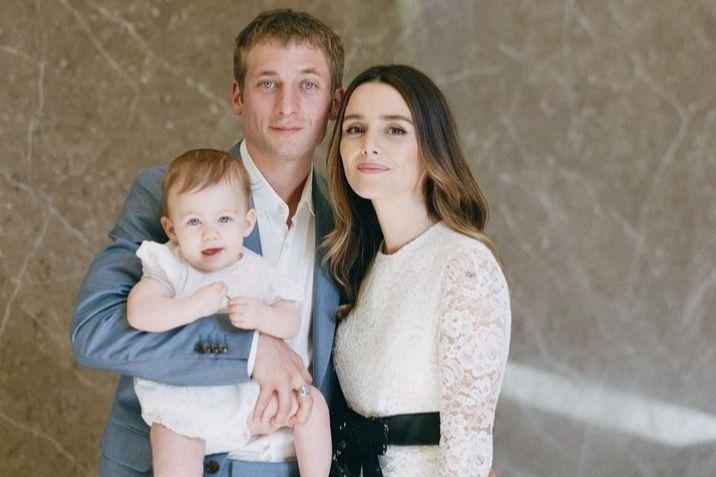 Bercerai, Ini 9 Potret Kenangan Jeremy Allen White dan Addison Timlin
