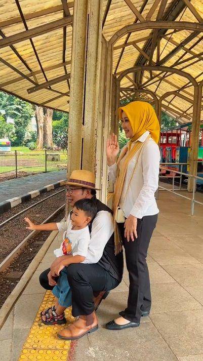potret Ridwan Kamil asuh Bu Cinta dan anak di taman bermain (instagram.com/ridwankamil)