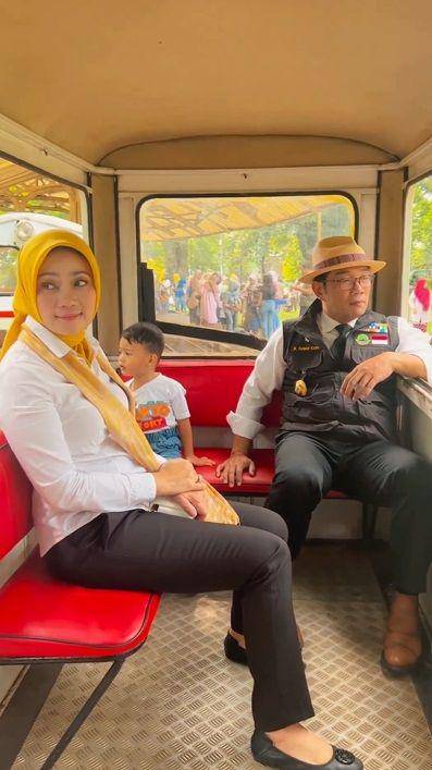 potret Ridwan Kamil asuh Bu Cinta dan anak di taman bermain (instagram.com/ridwankamil)