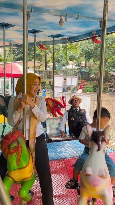 potret Ridwan Kamil asuh Bu Cinta dan anak di taman bermain (instagram.com/ridwankamil)
