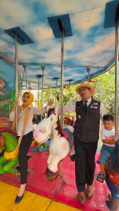 potret Ridwan Kamil asuh Bu Cinta dan anak di taman bermain (instagram.com/ridwankamil)