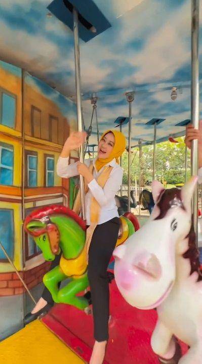 potret Ridwan Kamil asuh Bu Cinta dan anak di taman bermain (instagram.com/ridwankamil)