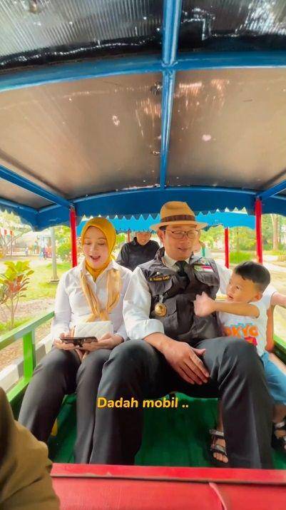 potret Ridwan Kamil asuh Bu Cinta dan anak di taman bermain (instagram.com/ridwankamil)