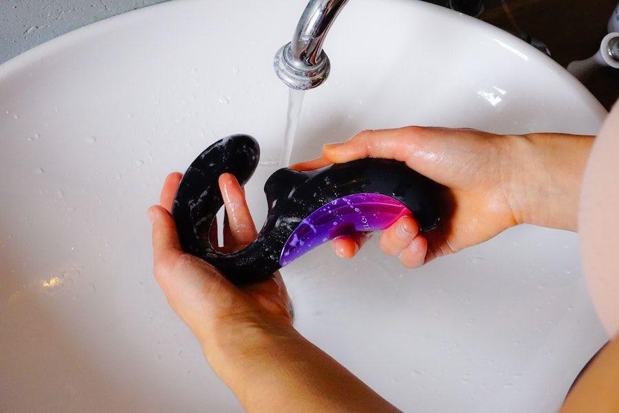 5 Kesalahan Membersihkan Vibrator yang Harus Kamu Hindari