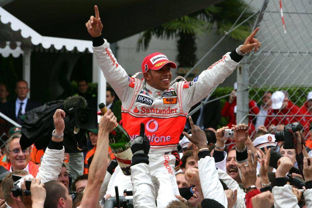 Kru McLaren merayakan kemenangan Lewis Hamilton di GP Monako 2008. (twitter.com/McLaren)