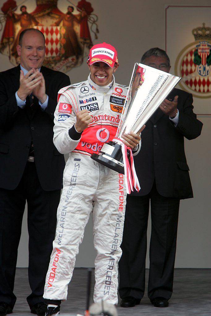 Lewis Hamilton memegang trofi juara pertama di GP Monako 2008. (twitter.com/McLaren)