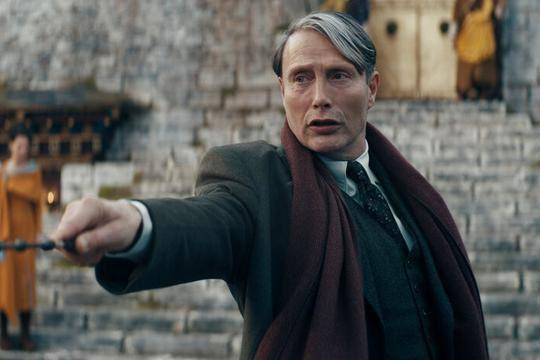 Mads Mikkelsen dalam film Fantastic Beasts: The Secrets of Dumbledore (dok. Warner Bros. Pictures/Fantastic Beasts: The Secrets of Dumbledore)