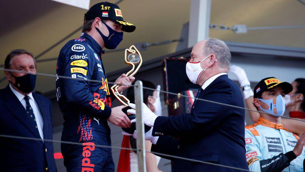 Max Verstappen menerima trofi kemenangan GP Monako 2021. (twitter.com/Oracle Red Bull Racing)