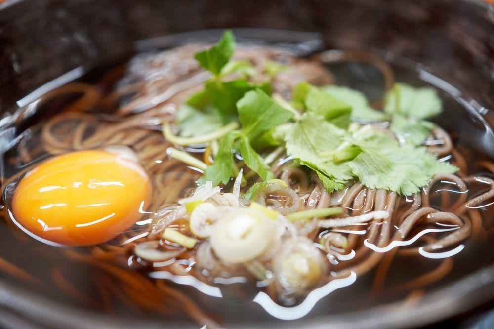 ilustrasi telur mentah di atas soba (pixabay.com/takedahrs)