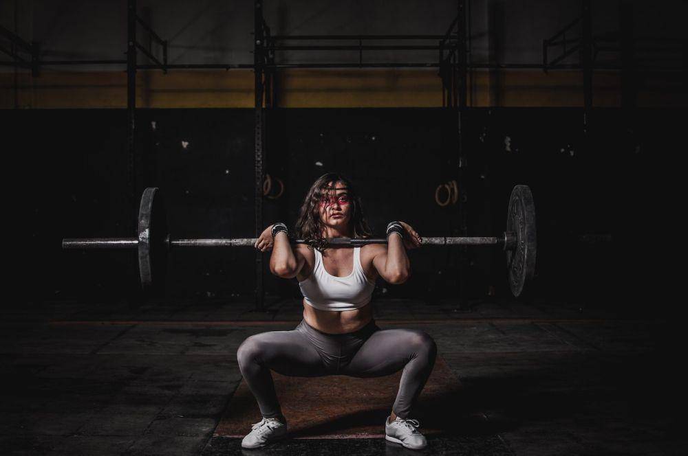 ilustrasi squat dengan barbel di depan (pexels.com/Leon Ardho)