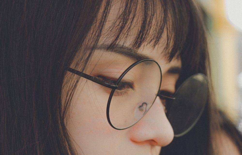 Close up seorang perempuan berkacamata (pexels.com/Loc Dang)