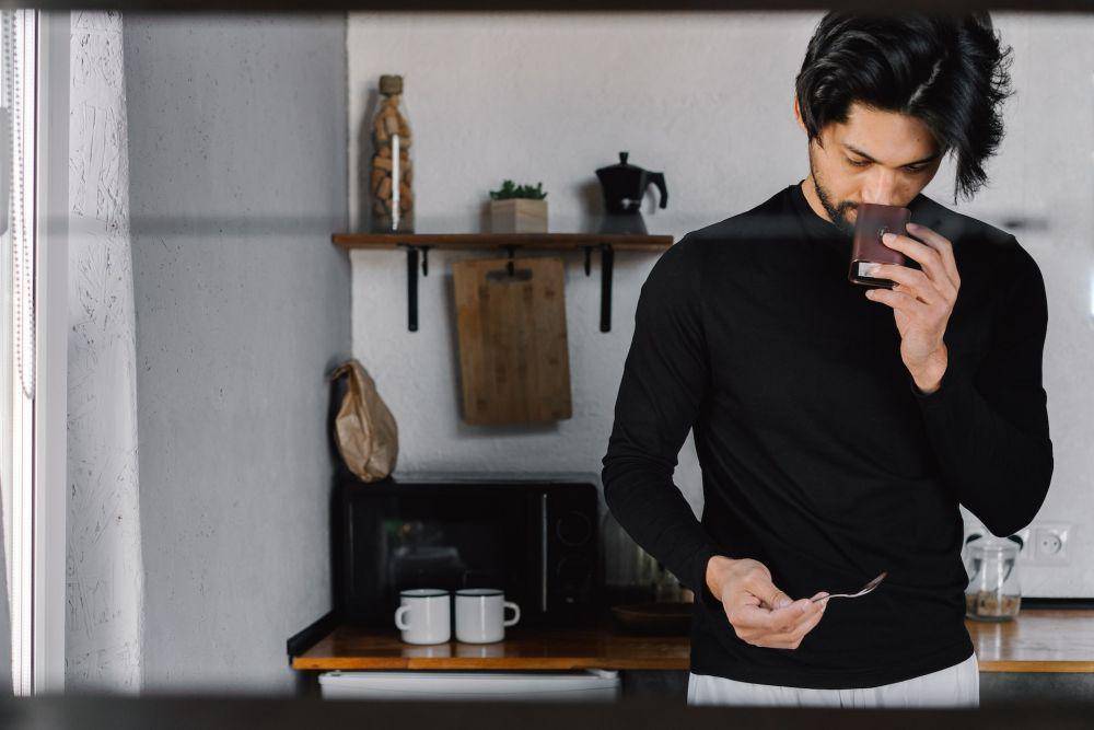 Seorang pria yang memegang sesuatu (pexels.com/Mikhail Nilov)