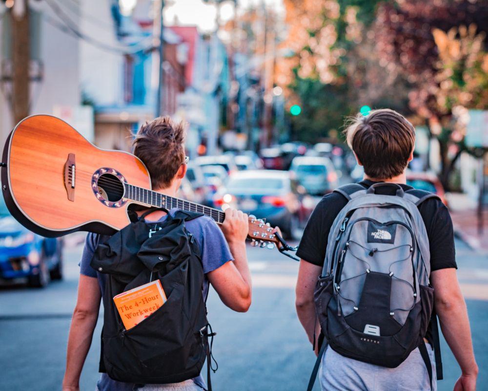 ilustrasi turis dengan ransel (unsplash.com/@austindistel)