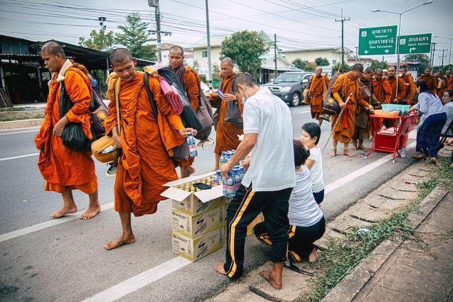Jalan Kaki ke Jakarta, Biksu Thailand Pulang Naik Pesawat
