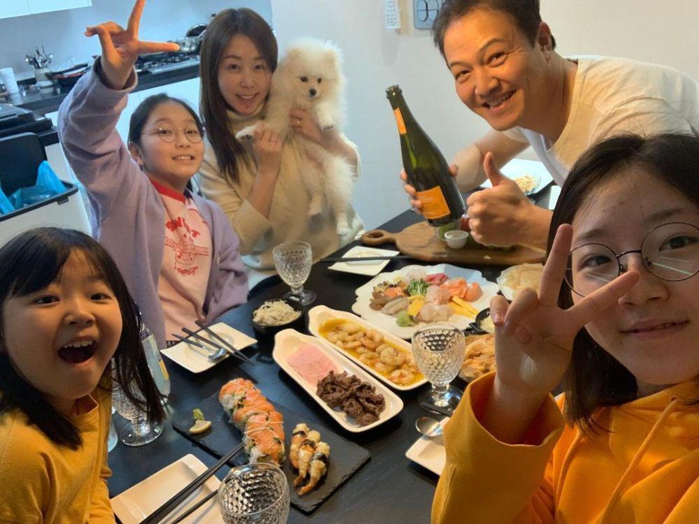 Jung Woong In dan keluarga (instagram.com/jiiiiiiiiiiiiiiiiiiiiin)