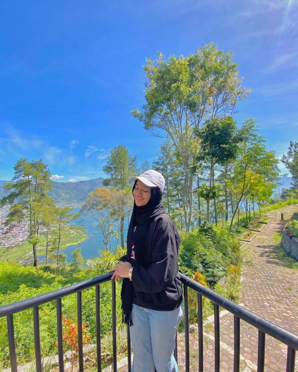 potret OOTD black sweater Nabila Taqiyyah (instagram.com/Nabila Taqiyyah)