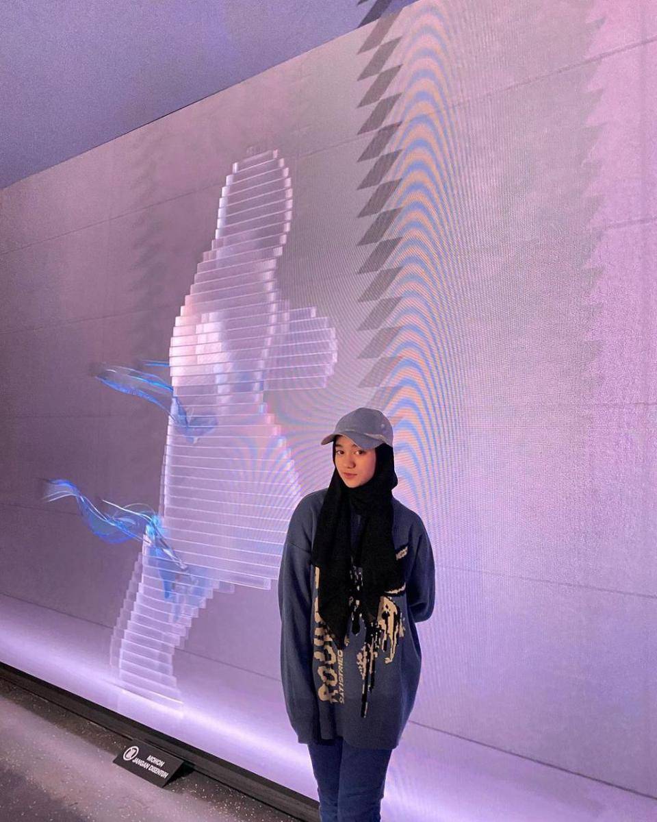 potret OOTD graphic sweater Nabila Taqiyyah (instagram.com/Nabila Taqiyyah)