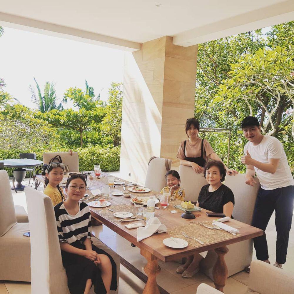 Jung Woong In dan keluarga (instagram.com/jiiiiiiiiiiiiiiiiiiiiin)