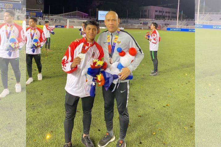 Firza Andika (kiri) berpose dengan asisten pelatih Timnas U-23 Nova Arianto (kanan) bersama medali perak cabor sepak bola putra SEA Games 2019 Filipina. (Instagram.com/firzaandika11)