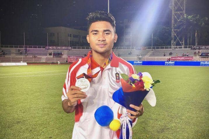 Asnawi Mangkualam berpose dengan medali perak cabor sepak bola putra SEA Games 2019 Filipina. (Instagram.com/asnawi_bhr)