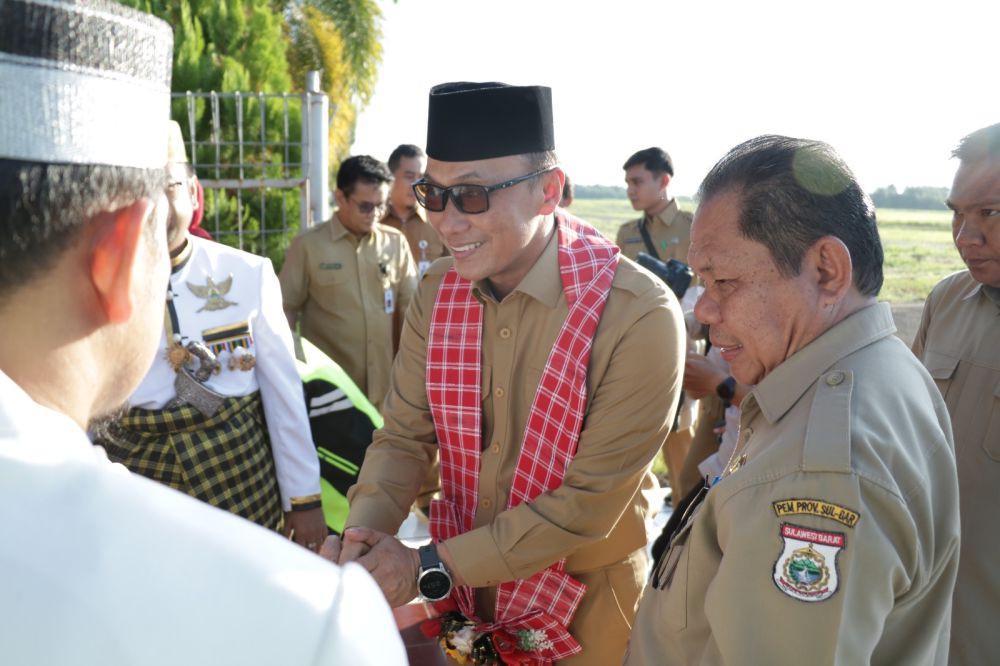 Sekretaris Badan Nasional Pengelola Perbatasan (BNPP) Prof. Zudan Arif Fakrulloh yang kini menjadi Penjabat (Pj) Gubernur Sulawesi Barat (Sulbar), tiba di Bandara Tampa Padang, Mamuju, Sulbar, Senin (15/5/2023) sore. (Dok. BNPP)