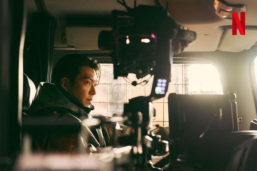 Apa Kim Woo Bin Beneran Merokok di Black Knight? Cek Faktanya!