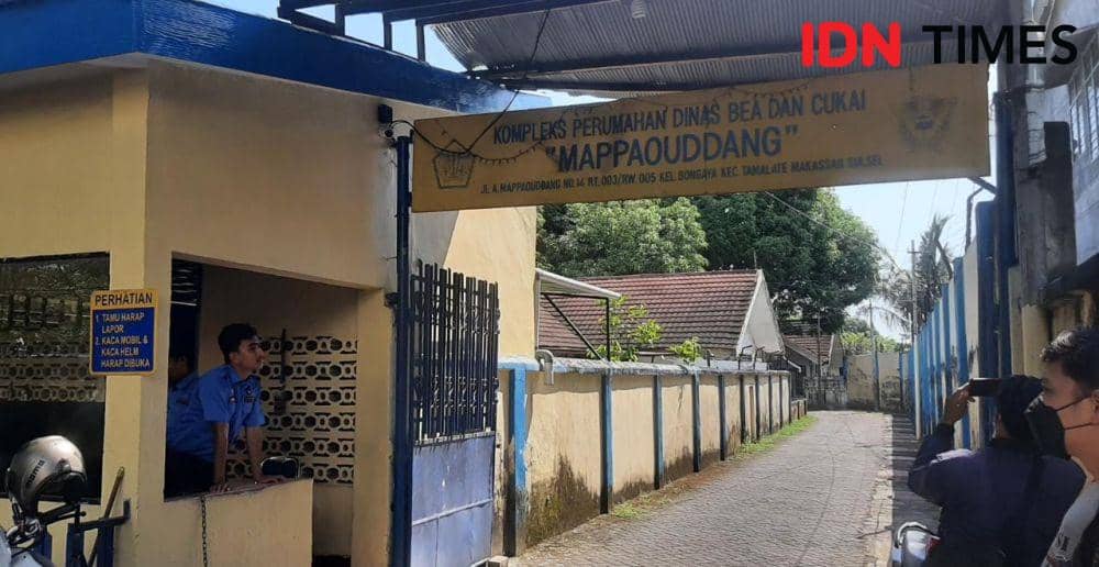 Penjagaan di pintu gerbang Kompleks Pegawai Bea dan Cukai Makassar di Jalan Andi Mappaodang, Kota Makassar. (Dahrul Amri/IDN Times Sulsel)