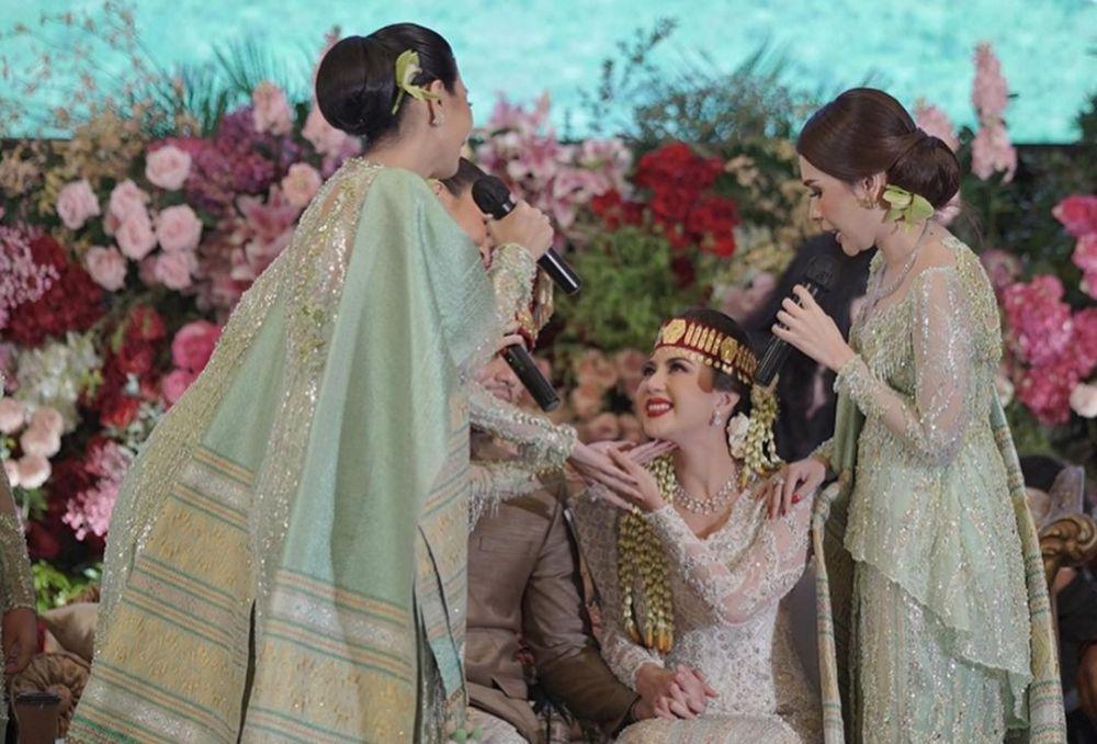7 Potret Ipar Jessica Mila yang Mengayomi saat Prosesi Mangadati
