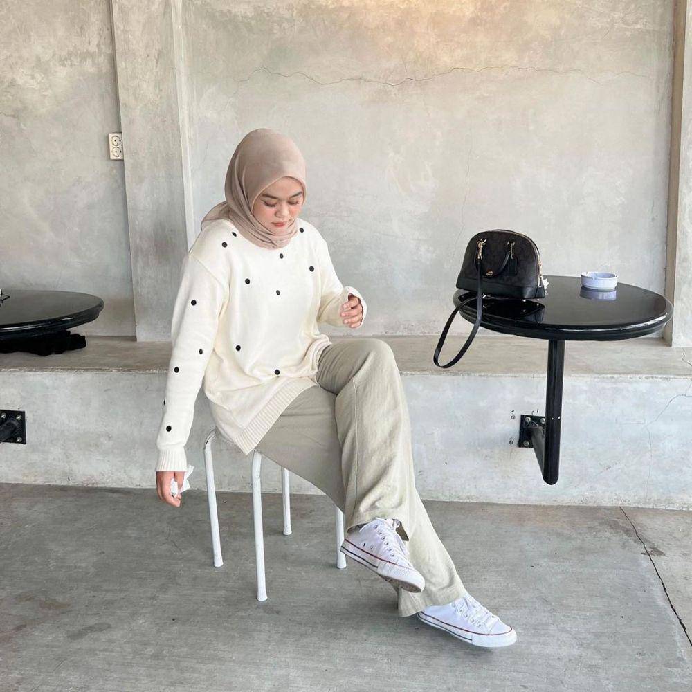 padu padan outfit dengan knitwear ala Adzara Afifah (instagram.com/adzraafifah)