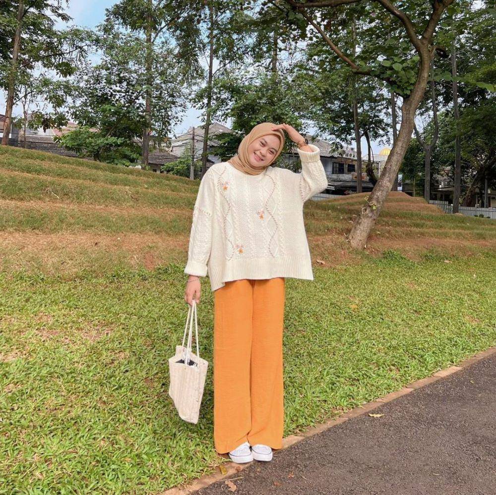 padu padan outfit dengan knitwear ala Adzara Afifah (instagram.com/adzraafifah)