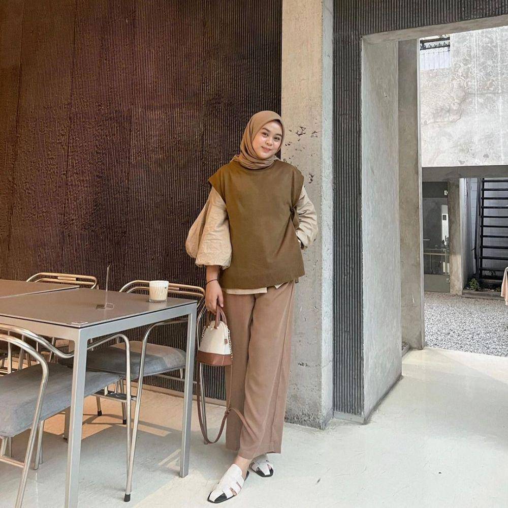 padu padan outfit dengan knitwear ala Adzara Afifah (instagram.com/adzraafifah)