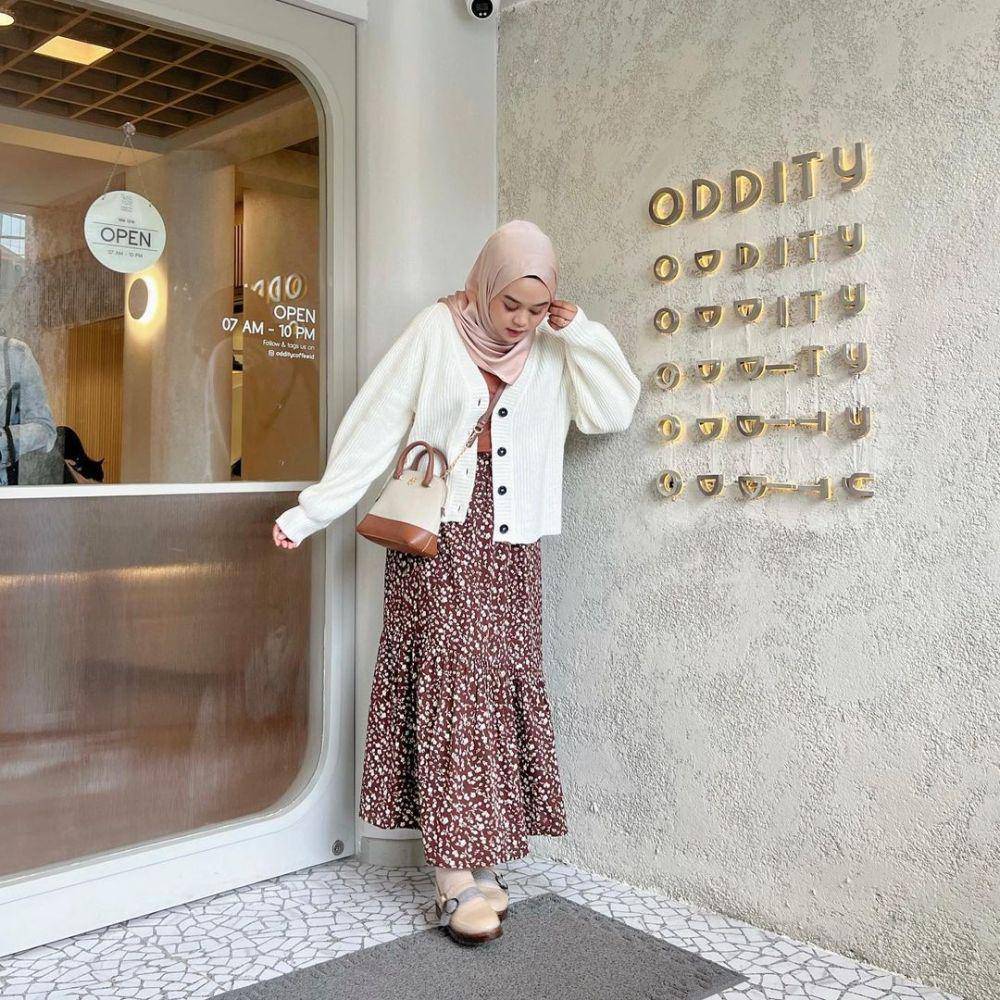 padu padan outfit dengan knitwear ala Adzara Afifah (instagram.com/adzraafifah)