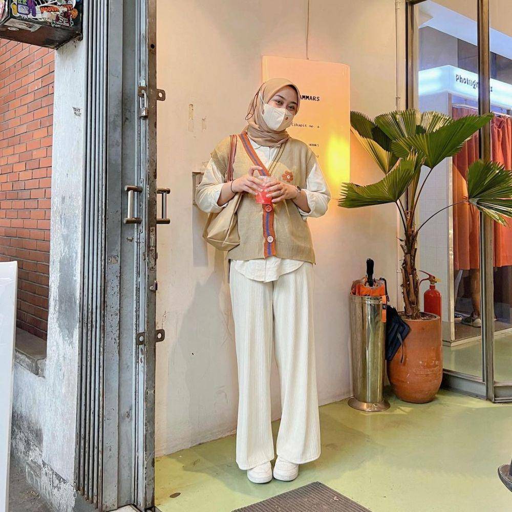 padu padan outfit dengan knitwear ala Adzara Afifah (instagram.com/adzraafifah)