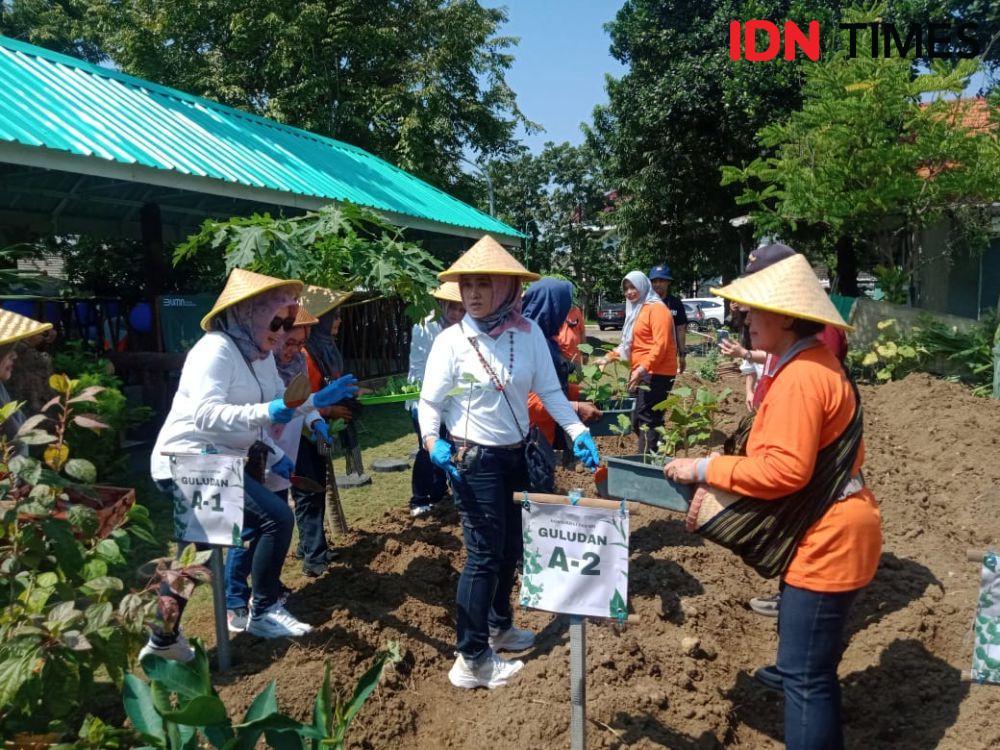 Para anggota kelompok tani Kosagrha Lestari Surabaya sedang menanam terong, Senin (15/5/2023). IDN Times/Faiz Nashrillah