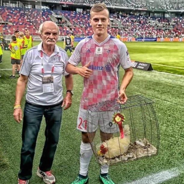 hadiah penghargaan pemain terbaik (twitter.com/trollfootball)