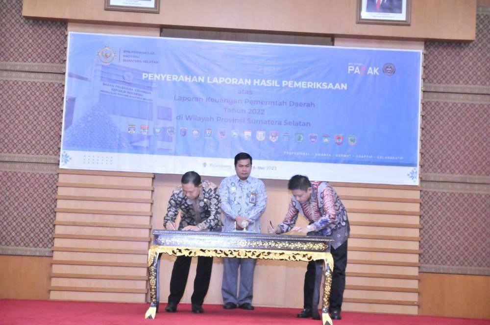 Pemerintah Kabupaten OKU Timur kembali meraih dan mempertahankan opini Wajar Tanpa Pengecualian (WTP) 11 kali berturut-turut atas Laporan Hasil Pemeriksaan (LHP) Keuangan Pemerintah Daerah (LKPD) 2022. (Dok. Humas Pemkab OKU Timur)