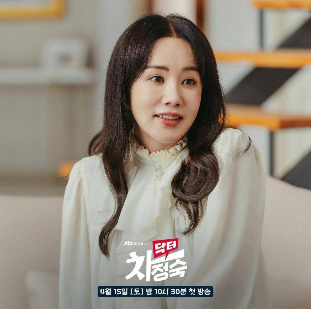 Uhm Jung Hwa di drama Doctor Cha (instagram.com/jtbcdrama)