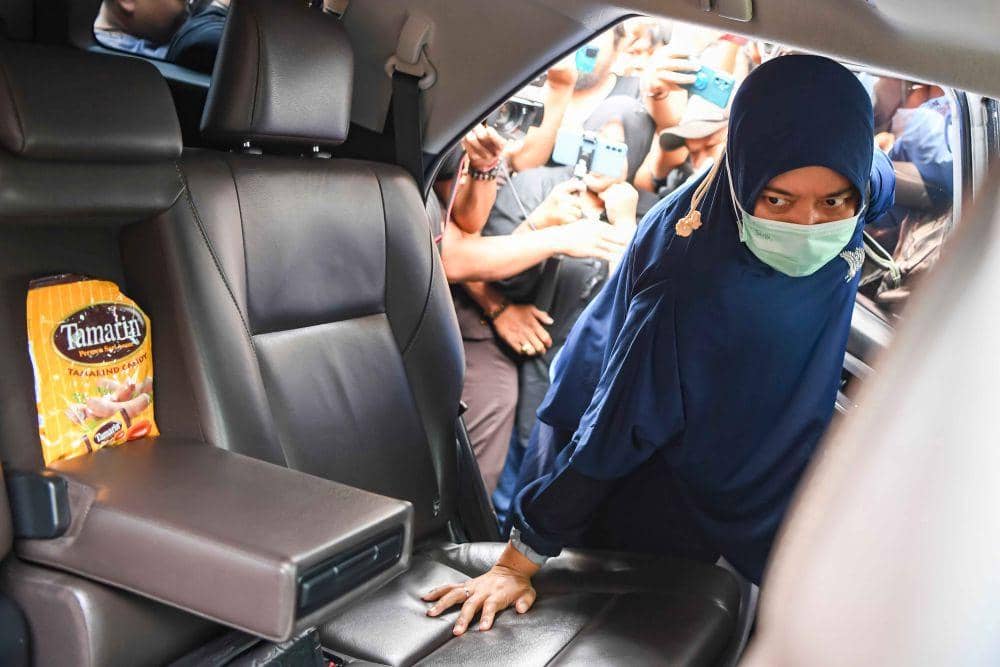 Wakil Gubernur Lampung, Chusnunia Chalim usai menjalani pemeriksaan terkait laporan harta kekayaan penyelenggara negara (LHKPN) di Gedung KPK, Jakarta, Rabu (17/5/2023). (ANTARA FOTO/M Risyal Hidayat)