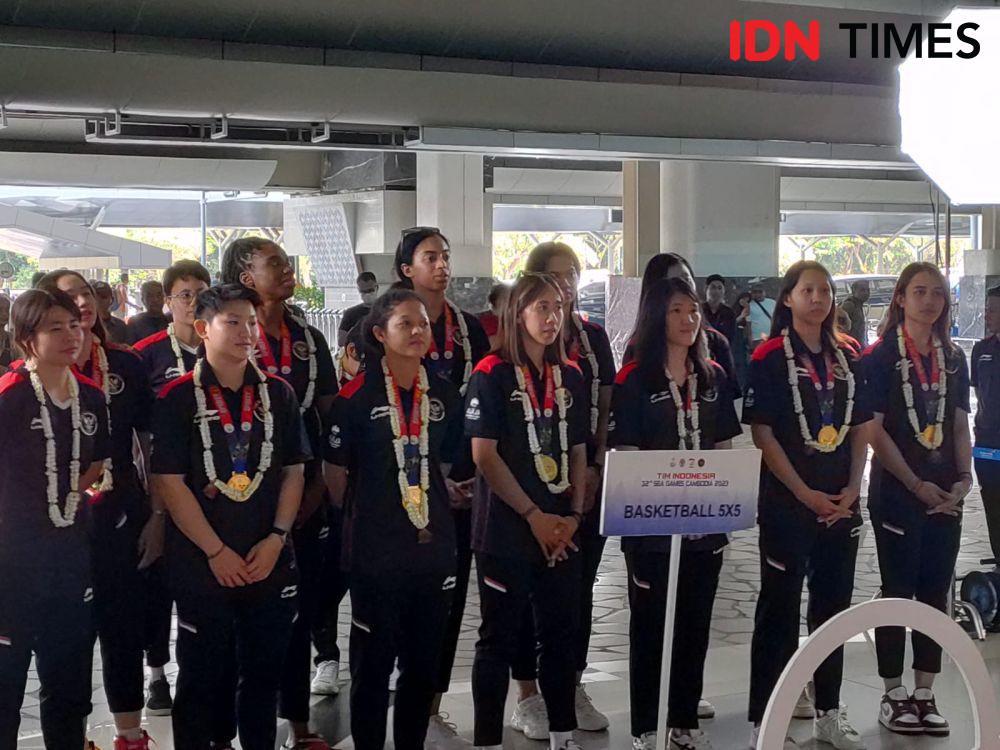 Timnas basket putri Indonesia tiba di Bandara Soekarno Hatta, Rabu (17/5/2023). (IDN Times /Tino).