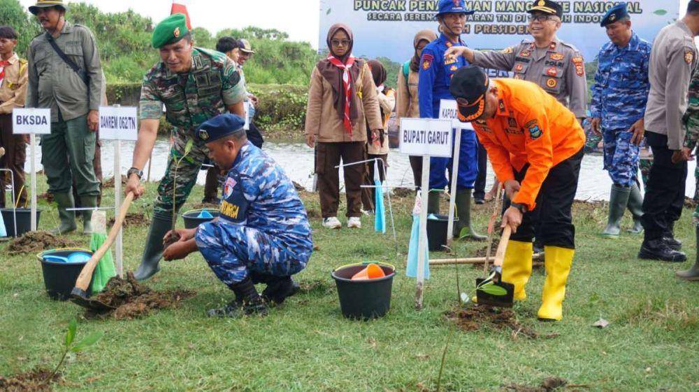 Sekretaris Daerah (Sekda) Kabupaten Garut, Nurdin Yana, menghadiri acara puncak Penanaman Pohon Mangrove Nasional di Pantai Karang Paranje, Kecamatan Cibalong, Kabupaten Garut, Minggu (15/5). (Dok. Pemprov Jabar)