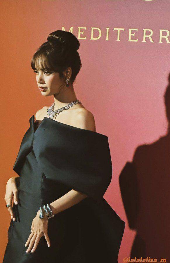 potret Lisa BLACKPINK di BVLGARI’s Mediterranea Event (twitter.com/AboutMusicYT)
