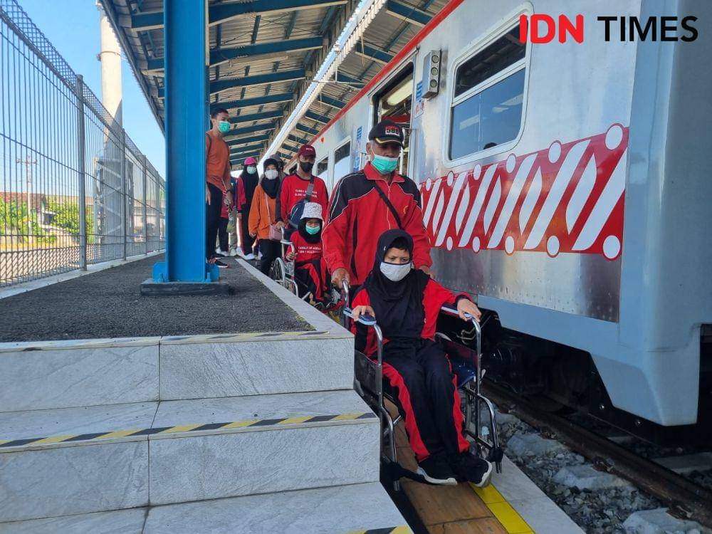 Penguna kursi roda usai naik KRL Solo-Jogja. (IDN Times/Larasati Rey)