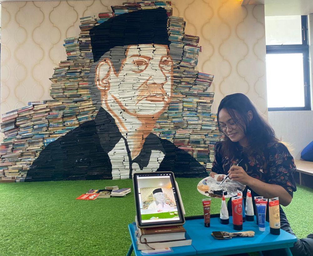 Mahasiswa Ini Lukis Wajah Abdul Malik Fajar di Atas 3000 Tumpukan Buku