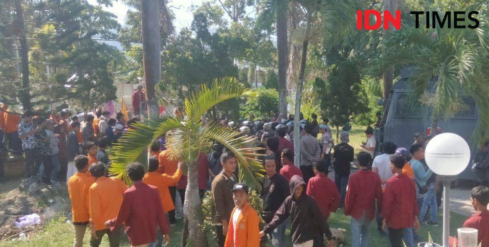 Konsentrasi massa aksi di halaman Kantor DPRD Kabupaten Bima (IDN Times/Juliadin Sutarman)