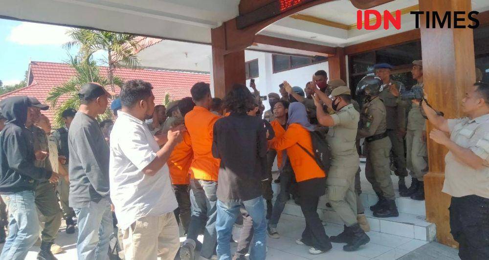 Massa aksi saat rangsek masuk barisan Pol PP (IDN Times/Juliadin Sutarman)